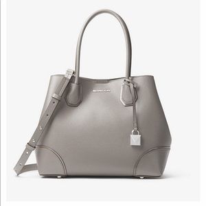 This beautiful great condition Micheal Kors Bag